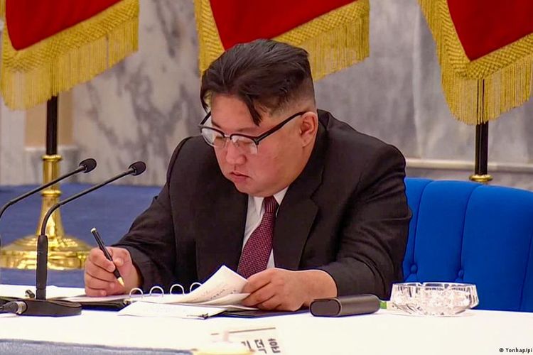 Pimpinan Korut Kim Jong Un.  Pemimpin Korea Utara Kim Jong Un telah mendorong kesiapan perang dengan menyerukan lebih banyak latihan militer pada sebuah pertemuan komisi militer pusat dari Partai Buruh yang berkuasa.