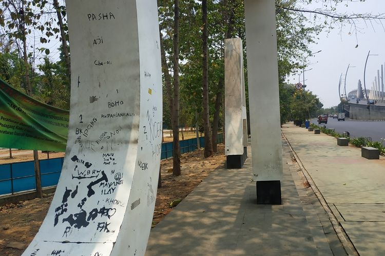 Salah satu ikon Kota Bekasi, yakni plang besi bertulis Kota Bekasi di tepi Taman Hutan Kota Patriot, Jalan Jenderal Ahmad Yani, Bekasi Selatan jadi sasaran coret-coretan.