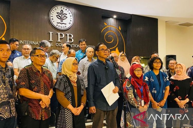 Forum Keluarga Besar IPB menyampaikan seruan demokrasi bermartabat di IPB International Convention Center, Sabtu (3/2/2024). 
