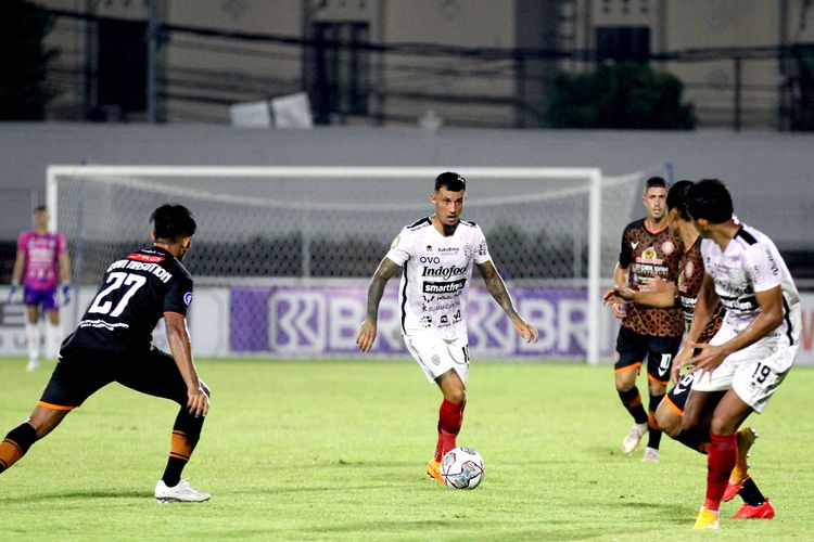 Pemain Bali United, Stefano Lilipaly saat pertandingan pekan 30 Liga 1 2021-2022 melawan Persiraja Banda Aceh yang berakhir dengan skor 0-1 di Stadion Kompyang Sujana Denpasar, Jumat (11/3/2022) malam.