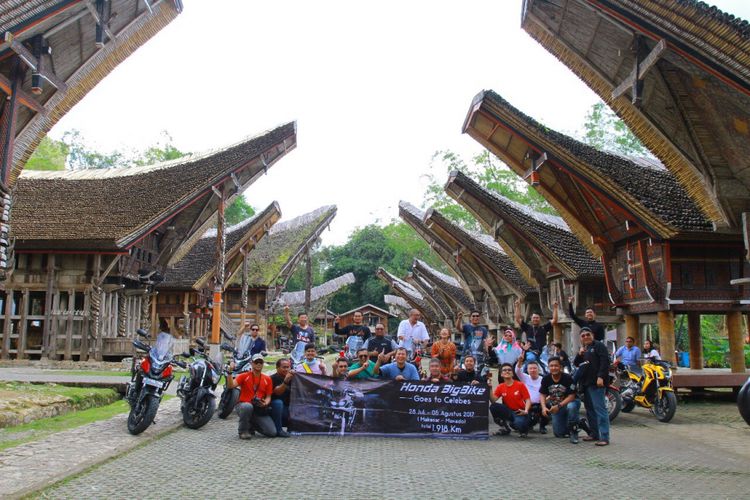 Touring moge Honda di Sulawesi.