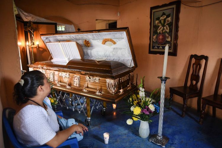 Seorang wanita berdiam di dekat peti mati berisi jenazah jurnalis Meksiko Candido Rios yang tewas ditembak di Hueyapan de Ocampo, negara bagian Veracruz, Rabu (23/8/2017).  Rios, yang berada di bawah perlindungan pemerintah ditembak mati pada hari Selasa di negara bagian Veracruz.  