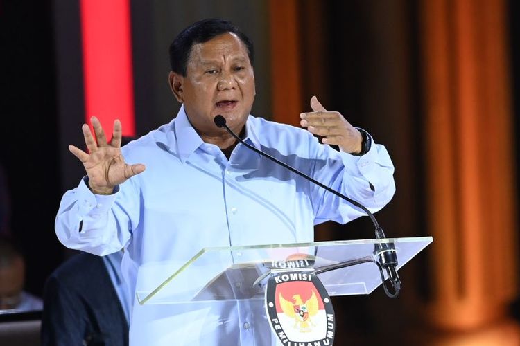 Capres nomor urut dua Prabowo Subianto (kiri) menyampaikan pendapat saat adu gagasan dalam debat ketiga Pilpres 2024 di Istora Senayan, Jakarta, Minggu (7/1/2024). Debat kali ini bertemakan pertahanan, keamanan, hubungan internasional, globalisasi, geopolitik, dan politik luar negeri.