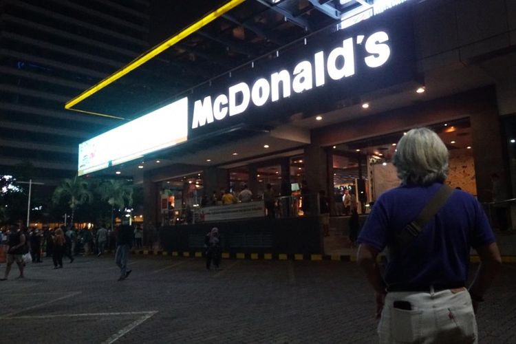 Sejumlah warga Ibu Kota meramaikan area luar McDonalds Sarinah untuk menyaksikan penutupan gerai ayam goreng cepat saji ini secara permanen, pada Minggu (10/5/2020) pukul 22.00 WIB.