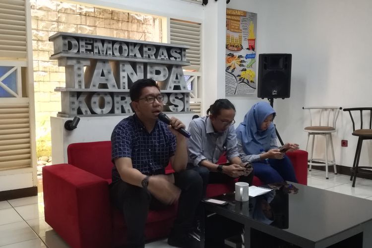 Peneliti Indonesia Corruption Watch (ICW) Kurnia Ramadhana (paling kiri) dalam diskusi di kantor ICW, Jakarta, Jumat (20/9/2019)
