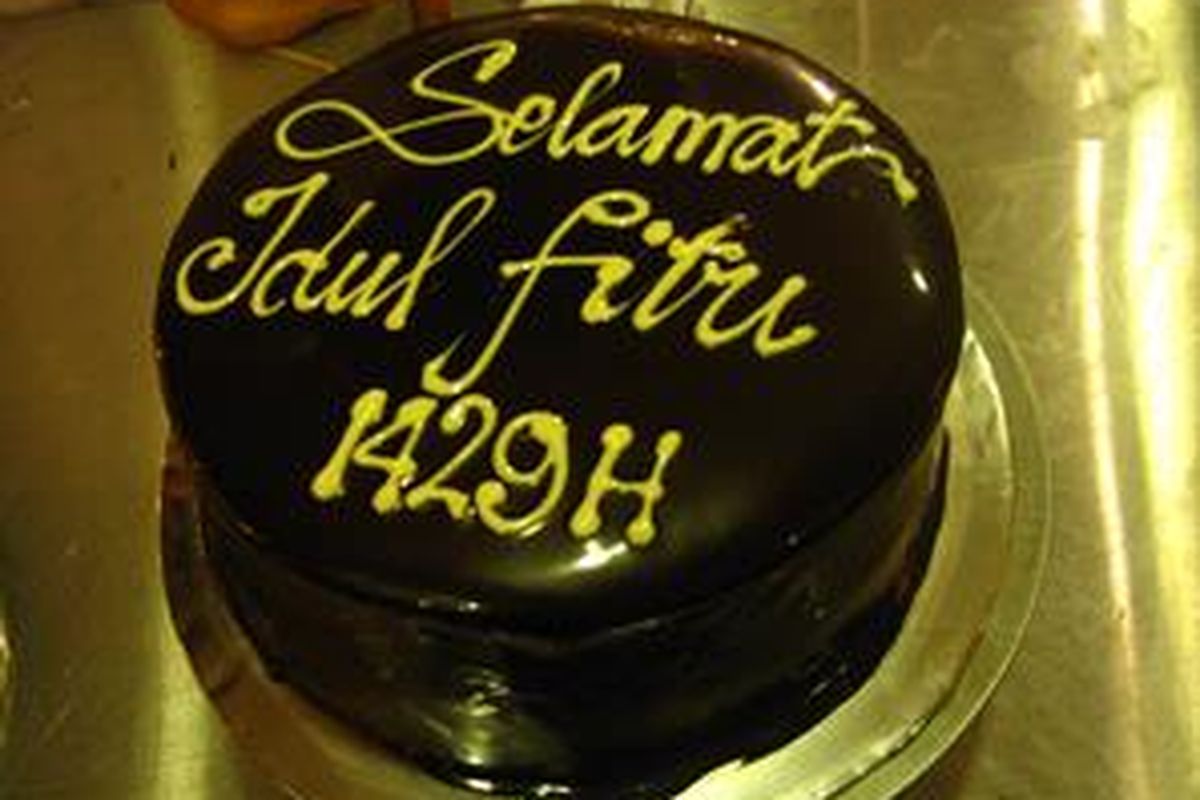 Chocolate Banana, terdiri dari 3 lapis sponge chocolate yang diantara lapisannya terdapat potongan buah pisang segar.