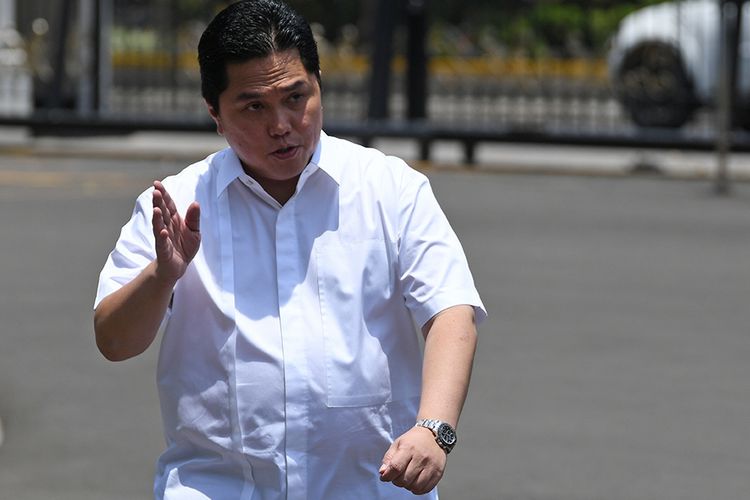 Erick Thohir melambaikan tangannya saat berjalan memasuki Kompleks Istana Kepresidenan, Jakarta, Senin (21/10/2019).  Presiden Jokowi menunjuk Erick sebagai Menteri BUMN.