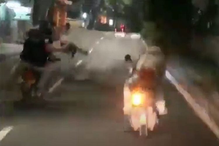 Polisi berusaha menghentikan dua orang penodong seorang pejalan kaki di kawasan Cakung, Jakarta Timur Minggu (19/4/2020) dini hari kemarin. Dua penodong itu melarikan diri dengan sepeda motor. Polisi akhirnya menembak mereka karena tidak mau berhenti walau diberi tembakan peringatan.

