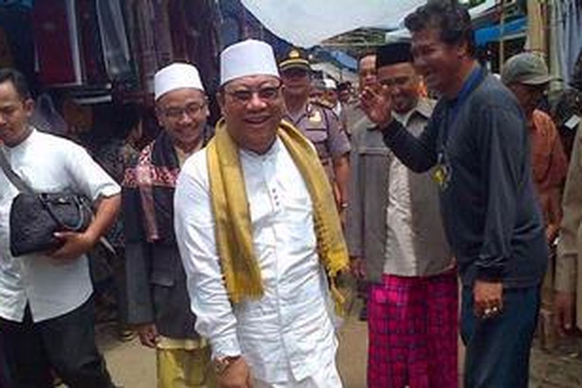 Calon Gubernur asal Golkar Yance usai mengikuti pengajian di Panumbangan, Ciamis, Selasa siang. 