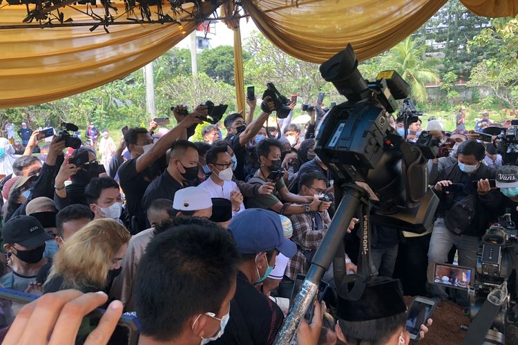 Suasana pemakaman Sapri Pantun di TPU Ulujami, kawasan Jakarta Selatan, Selasa (11/5/2021). 