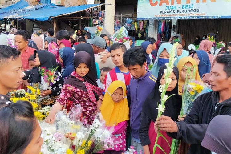 Masyarakat Kendal berburu membeli bunga di pasar Weleri Kendal Jawa Tengah. KOMPAS.com/SLAMET PRIYATIN