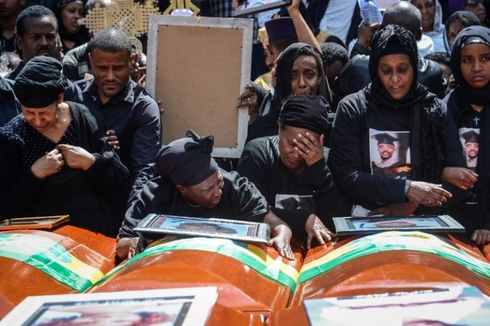 Saat Keluarga Korban Jatuhnya Ethiopian Airlines Tangisi Peti Kosong...