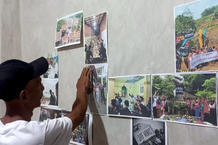 Siswanto sedang menunjukkan foto-foto aksi perjuangan masyarakat Desa Wadas dalam menolak Tambang Andesit di desanya pada Rabu (17/1/2024).