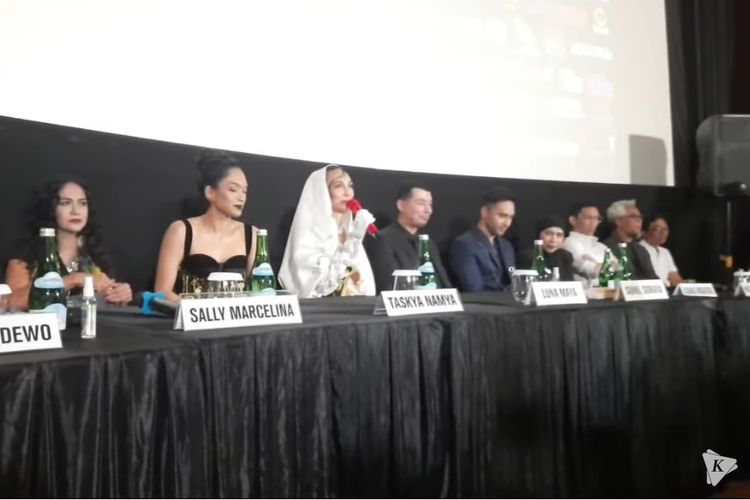 Aktris Sally Marcelina (paling kiri) menghadiri konferensi pers film Suzzanna: Malam Jumat Kliwon di Jakarta, Sabtu (29/7/2023)
