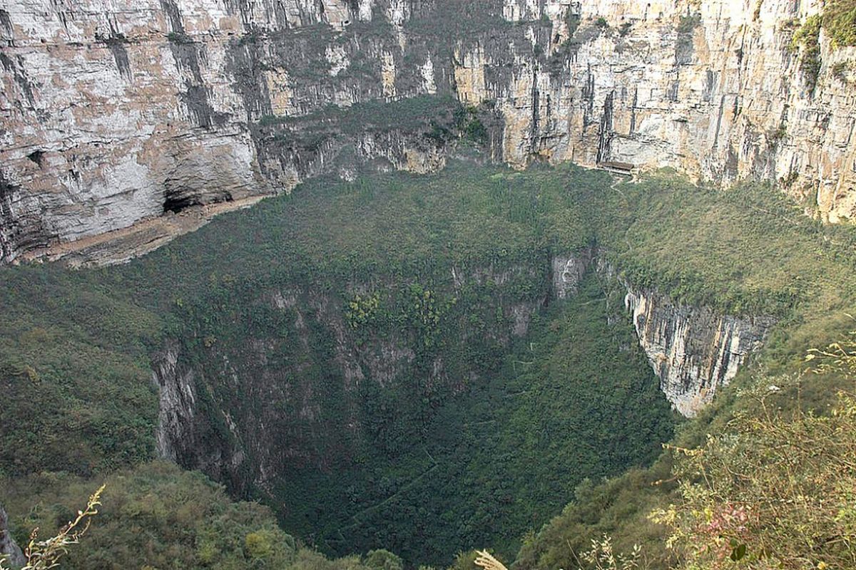 Sinkhole tiangkeng di hutan Guangxi, China. Di dalamnya ada gua bawah tanah berukuran raksasa.