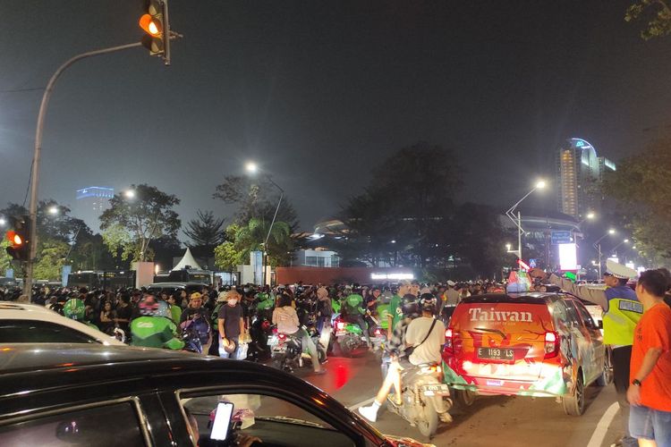 Foto : Konser Coldplay Selesai, Lalu Lintas di Kawasan GBK Macet