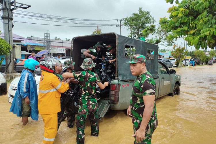 Kasdam 1802/Sorong ikut membantu Evakuasi Motor Milik Warga yang Terjebak Banjir