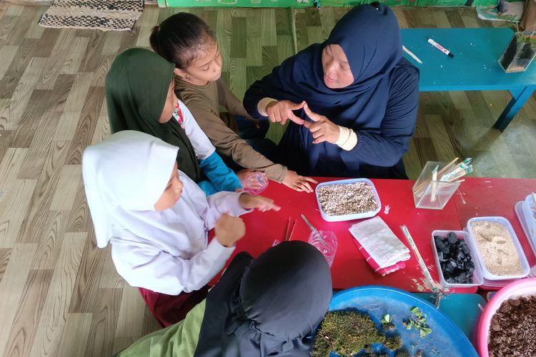 Uye saat berinteraksi menggunakan bahasa isyarat dengan  siswa di SD inklusi Rumah Ceria Medan di Jalan Bunga Cempaka Padang Bulan, Kecamatan Medan Selayang, Kota Medan, Rabu (25/10/2023).