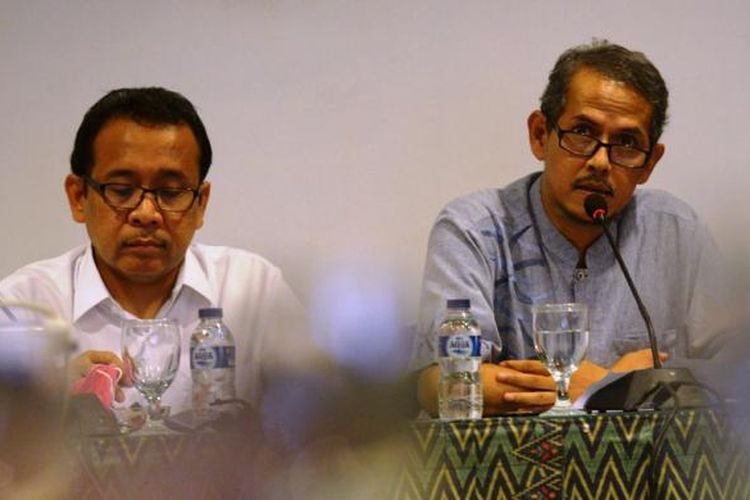 Ekonom dari Universitas Gadjah Mada (UGM) Anggito Abimanyu (kanan) memberi keterangan pers terkait pengunduran dirinya dari UGM, didampingi oleh Rektor UGM Pratikno di University Club UGM, Yogyakarta, Senin (17/2/2014).