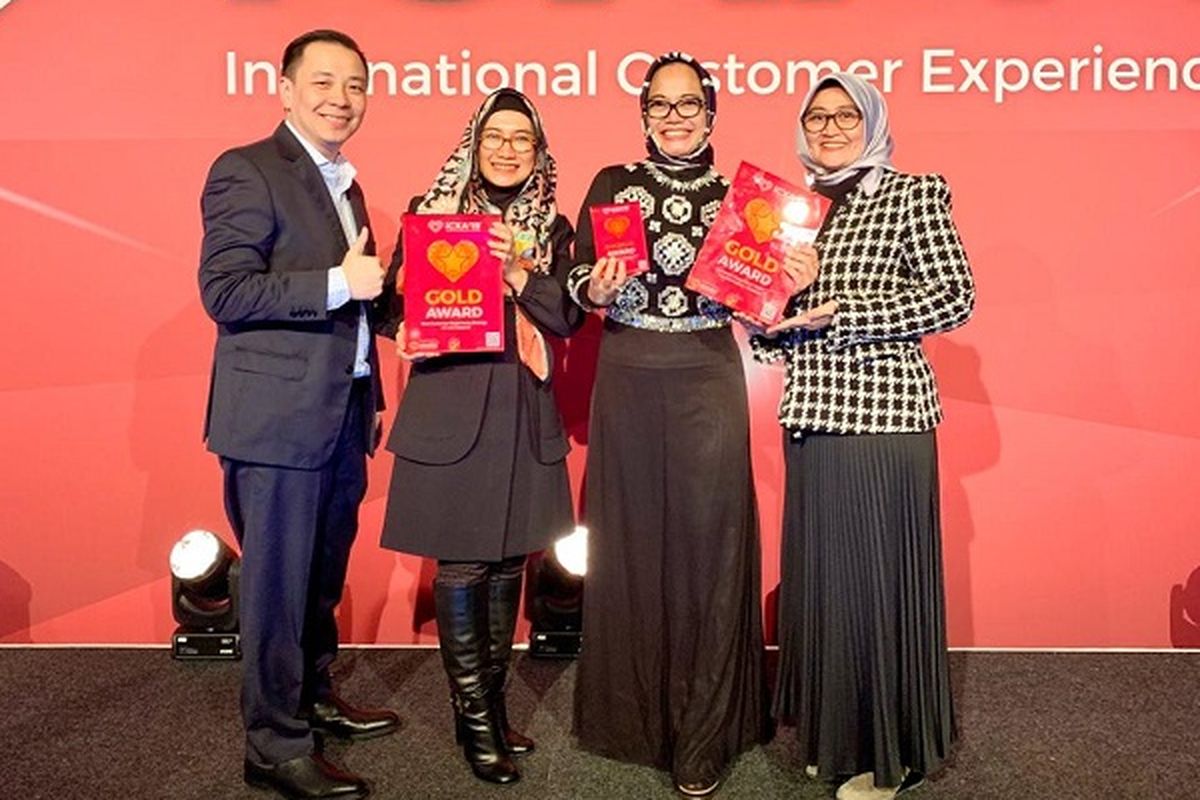 Kiri ke kanan: Vice President IT Digital Enablement Telkomsel Rudy Jayadi, Assistant Vice President CX Performance & Measurement Susanti Rachman, Project Director Customer Experience Transformation TelkomGroup Sri Safitri, dan Vice President Business Solution Management Telkomsel Hastining Bagyo Astuti usai menerima penghargaan International Customer Experience (CX) Awards 2019 di Amsterdam, Kamis (21/11).