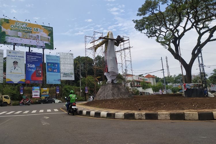 Patung Penari Semarangan di Simpang Kaliwiru Kota Semarang