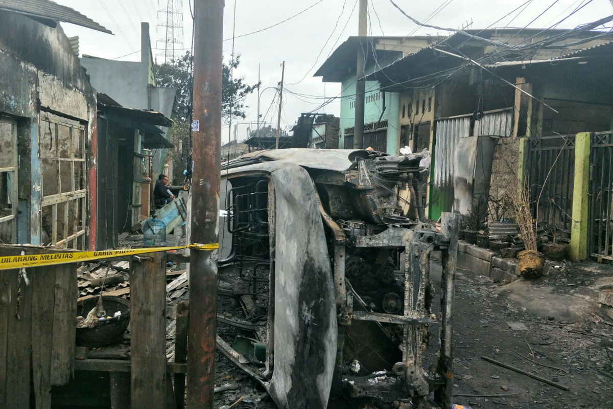 Kondisi Mobil warga yang digulingkan saat kebakaran Depo Pertamina Plumpang karena halangi jalan petugas pemadam kebakaran, Sabtu (4/3/2023).