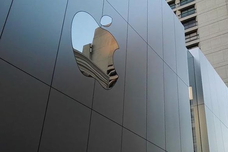 Logo Apple di salah satu sisi gedung toko barunya di kota San Francisco, AS
