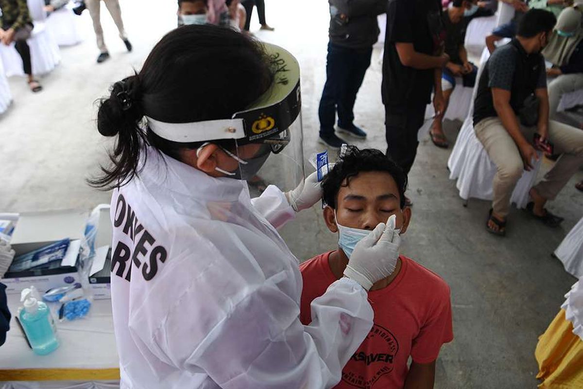 Warga yang telah balik dari mudik menjalani swab test antigen di Sunter, Jakarta, Rabu (19/5/2021). Polda Metro Jaya menggelar tes cepat Antigen kepada pemudik yang telah balik ke Jakarta untuk mencegah penyebaran COVID-19.