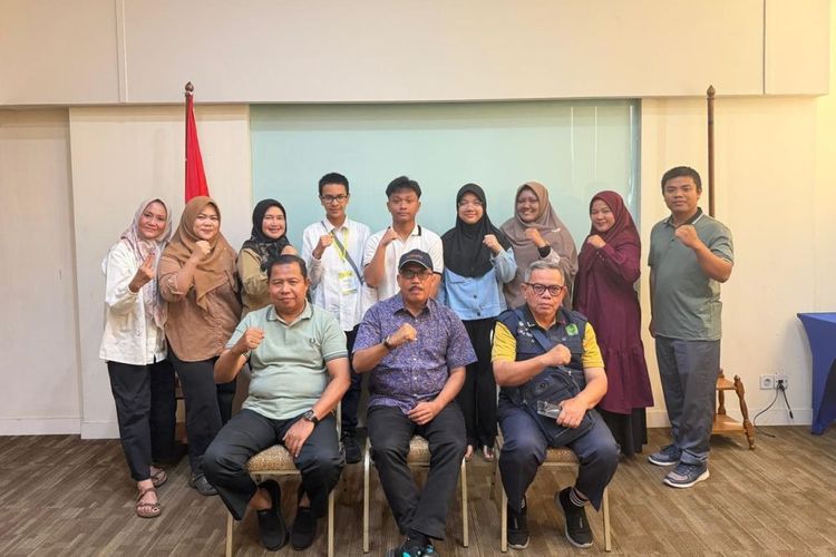 Kontingen Riau yang akan berkompetisi pada ajang Olimpiade Madrasah Indonesia (OMI) 2025 tingkat nasional di Provinsi Banten.