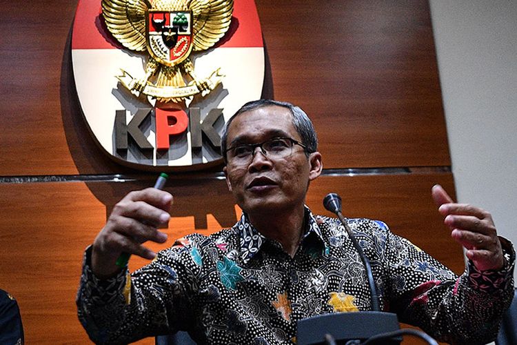 Wakil Ketua KPK Alexander Marwata (kanan) didampingi Juru Bicara Febri Diansyah menyampaikan konferensi pers di kantor KPK, Jakarta, Rabu (18/9/2019). KPK menetapkan Menteri Pemuda dan Olahraga Imam Nahrawi dan sekretaris pribadinya Miftahul Ulum sebagai tersangka baru kasus dugaan suap penyaluran bantuan dana hibah KONI, Imam diduga telah melakukan penerimaan sebanyak Rp26,5 miliar.