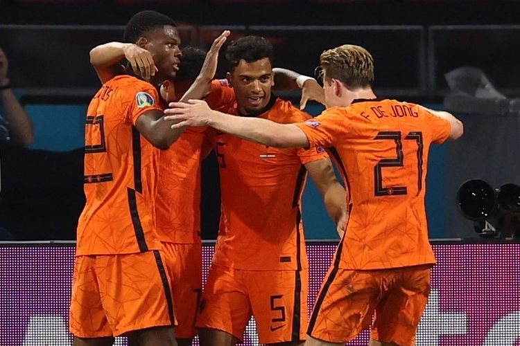 Para pemain Timnas Belanda merayakan gol Denzel Dumfries kontra Austria pada laga Grup C Euro 2020 di Johan Cruyff Arena, Jumat (17/6/2021) dini hari WIB. Pada Piala Dunia 2022 Qatar, Belanda masuk Grup A bersama Qatar, Senegal, dan Ekuador.