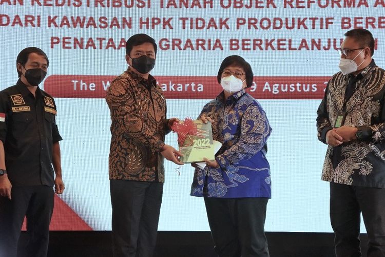 Menteri ATR/BPN Hadi Tjahjanto menyerahkan Proposal Pelepasan Kawasan Hutan untuk Percepatan Redistribusi TORA dari Kawasan Hutan Produksi Konversi (HPK) tidak produktif kepada Menteri LHK Siti Nurbaya, di Hotel Westin, Jakarta, Selasa (9/8/2022). 