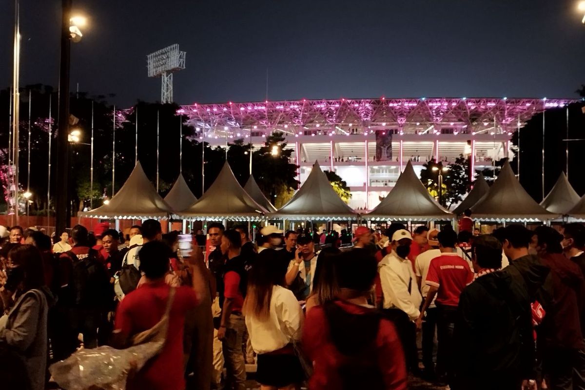 Suasana antrean di Pintu A Plaza Barat GBK, Senayan, Jakarta Pusat, Senin (19/6/2023). (KOMPAS.com/XENA OLIVIA)