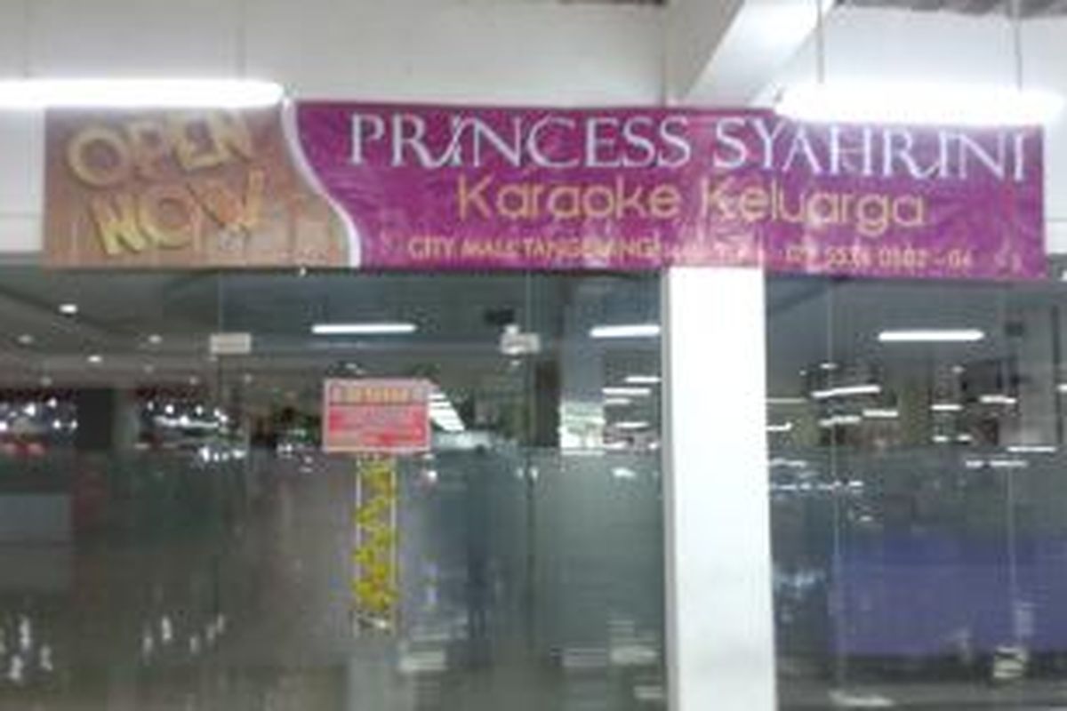 Bagian depan karaoke keluarga Princess Syahrini di lantai 1 City Mall, Karawaci, Tangerang, Banten, Kamis (28/8/2014). 