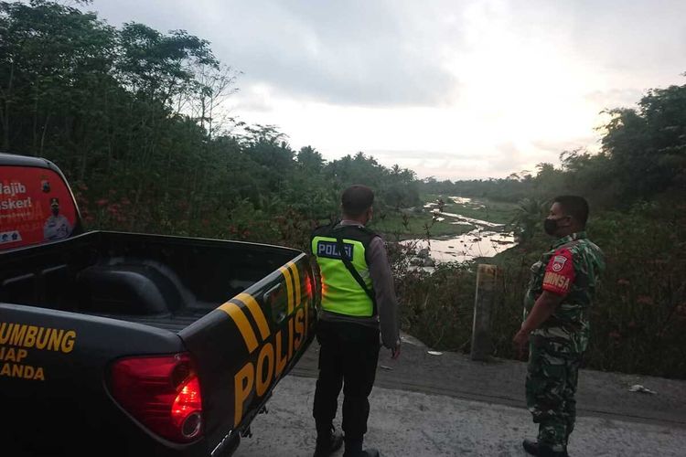 Petugas sedang memantau kondisi sungai Bebeng, yang berhulu di puncak Gunung Merapi, Kecamatan Srumbung, Kabupaten Magelang, pasca banjir lahar hujan, Kamis (2/12/2021),