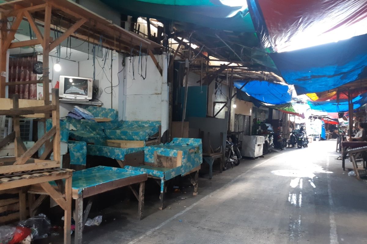 Suasanan Pasar Bambu Kuning di Sunter, Tanjung Priok, Jakarta Utara yang ditutup akibat adanya dua pedagang yang positif Covid-19