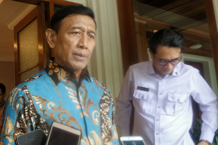 Menteri Koordinator bidang Politik, Hukum dan Keamanan Wiranto saat ditemui di Kemenko Polhukam, Jakarta Pusat, Rabu (21/6/2017). 