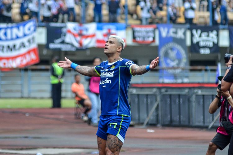 Selebrasi Ciro Alves usai mencetak gol kedua ke gawang PSS Sleman dalam pertandingan pekan ke-22 Liga 1 2022-2023 antara Persib vs PSS Sleman, Minggu (5/2/2023) dj Stadion Gelora Bandung Lautan Api (GBLA). Artikel ini berisi klaseemen Liga 1.