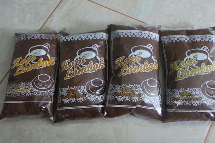 Potret empat bungkus Kopi Lombok yang masing-masing mempunyai berat 250 gram.