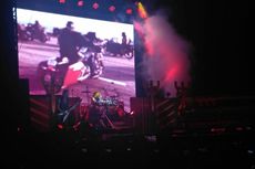 Rob Harfold Tiru Gaya Freddie Mercury di Tengah Konser Judas Priest