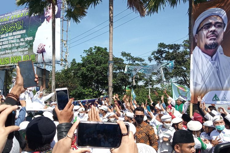 Kawasan Puncak Bogor Jawa Barat dipadati ribuan jemaah simpatisan dari Front Pembela Islam (FPI) pada Jumat (13/11/2020).