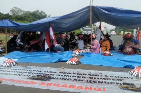 VIDEO: Tenda Protes Petani Kendeng di Seberang Istana Kepresidenan