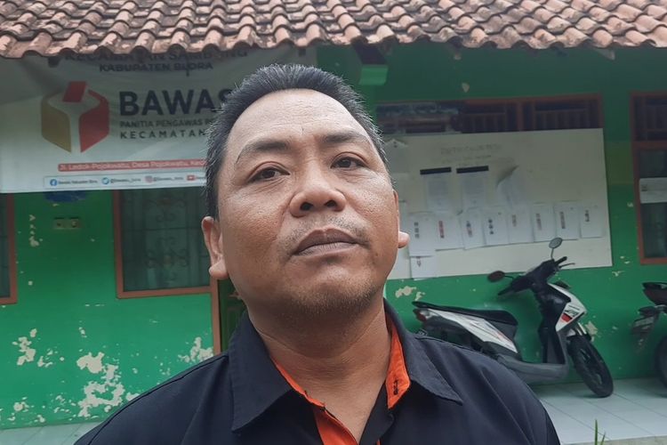 Ketua Panwascam Sambong, Jasmanto saat memberikan keterangan terkait adanya anggota KPPS yang terindikasi sebagai pengurus parpol di kantornya, Kabupaten Blora, Jawa Tengah, Selasa (30/1/2024)