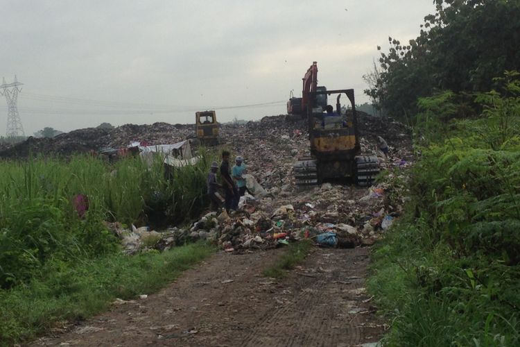 Lokasi pembuangan sampah liar di Desa Bojongsari, Brebes, Kamis (21/12/2017). Sampah di lokasi ini bersumber dari Cirebon.