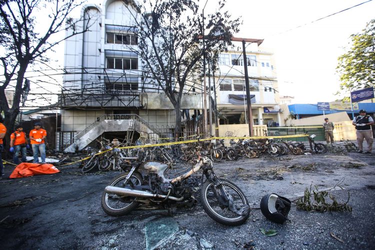 Petugas kepolisian saat olah TKP di Gereja Pantekosta Pusat Surabaya (GPPS) di Jalan Arjuna, Surabaya, Jawa Timur, Minggu (13/5/2018). Hingga pukul 12.30 WIB, jumlah korban ledakan di 3 gereja mencapai 10 korban meninggal dan 41 luka-luka.