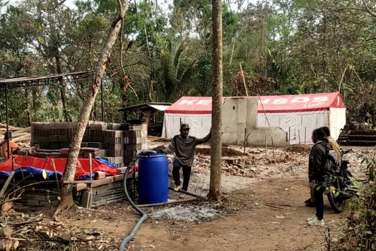 Penggalian pondasi rumah untuk Keluarga Sasmiati di Desa Pagerwojo, Kecamatan Kesamben, Kabupaten Blitar, Selasa (24/10/2023)