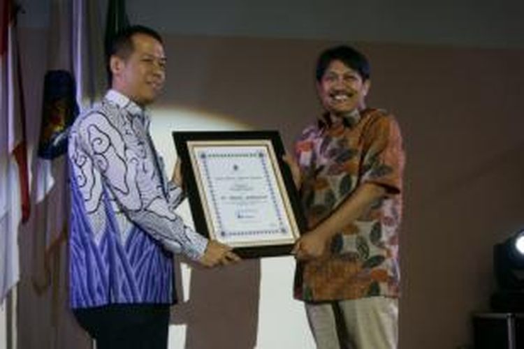 Lukman Purnomosidi, Presiden Direktur PT Eureka Prima (kanan), dan Rektor Universitas Mercubuana, Dr. Arissetyanto Nugroho saat meresmikan kerjasama pembangunan pusat industri kreatif di Eureka Township di Jakarta, Minggu (21/9/2014).