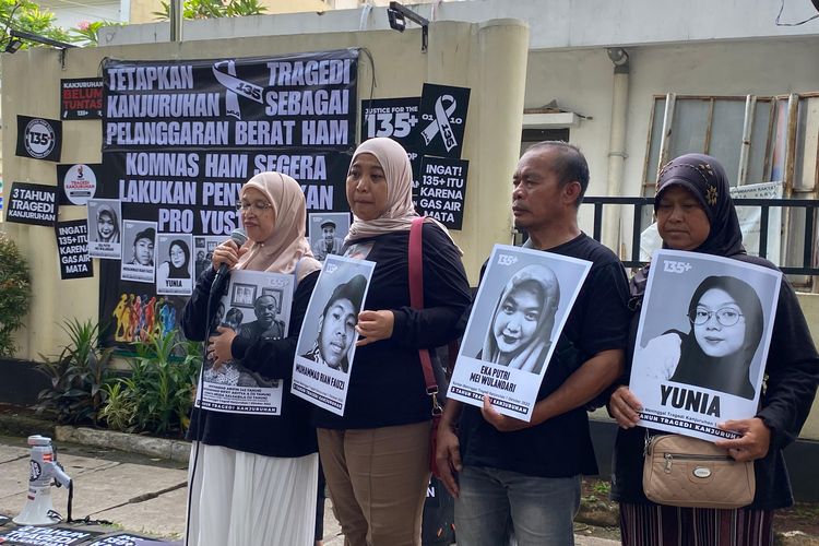 Peringati 3 Tahun Tragedi Kanjuruhan, Keluarga Korban Gelar Aksi di Depan Komnas HAM