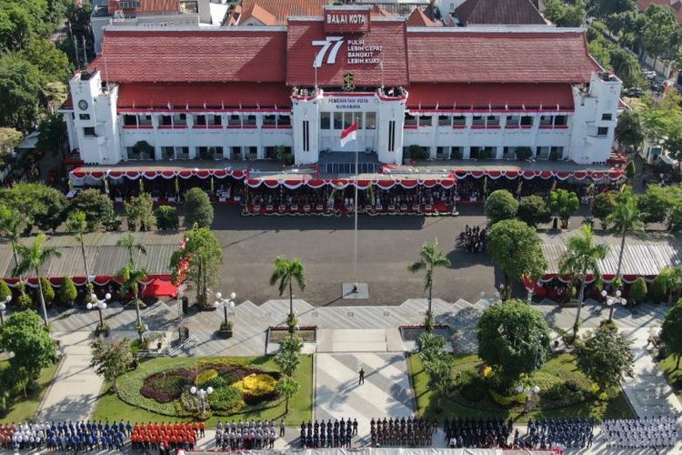 Pemkot Surabaya menggelar Upacara Peringatan HUT RI di halaman Balai Kota Surabaya, Rabu (17/8/2022). 