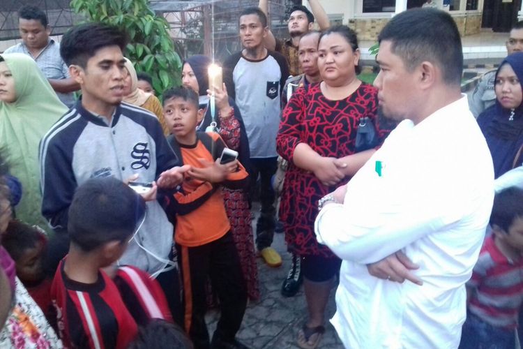 Orangtua 36 murid dikeluarkan di sekolah menemui penjabat Wali Kota Palopo, di rumah jabatan wali kota.